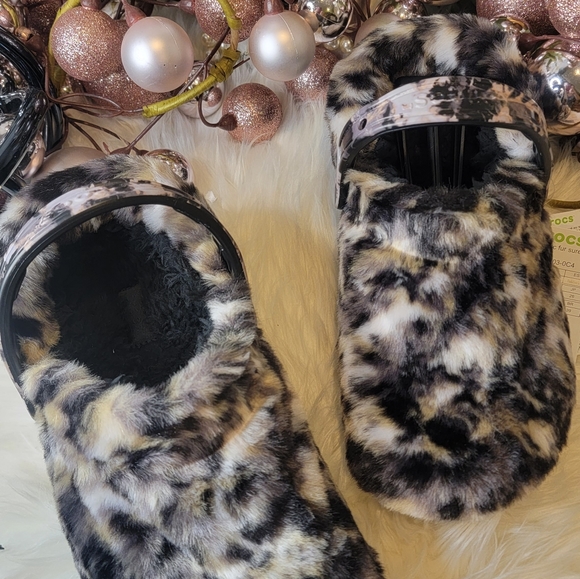 Crocs CLASSIC FUR SURE WOMEN CLOG - Picture 6 of 15